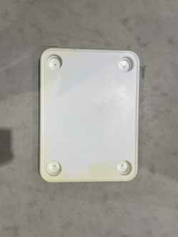 BORDPLADE AF PLAST MED 4 KOPHOLDERE