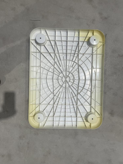 BORDPLADE AF PLAST MED 4 KOPHOLDERE