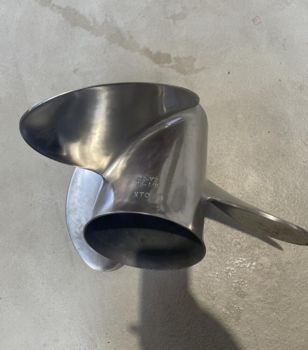 Yamaha Propel 16 1/8 X 22P, Rustfri, lettere brugt (XTO)