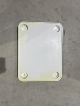 BORDPLADE AF PLAST MED 4 KOPHOLDERE